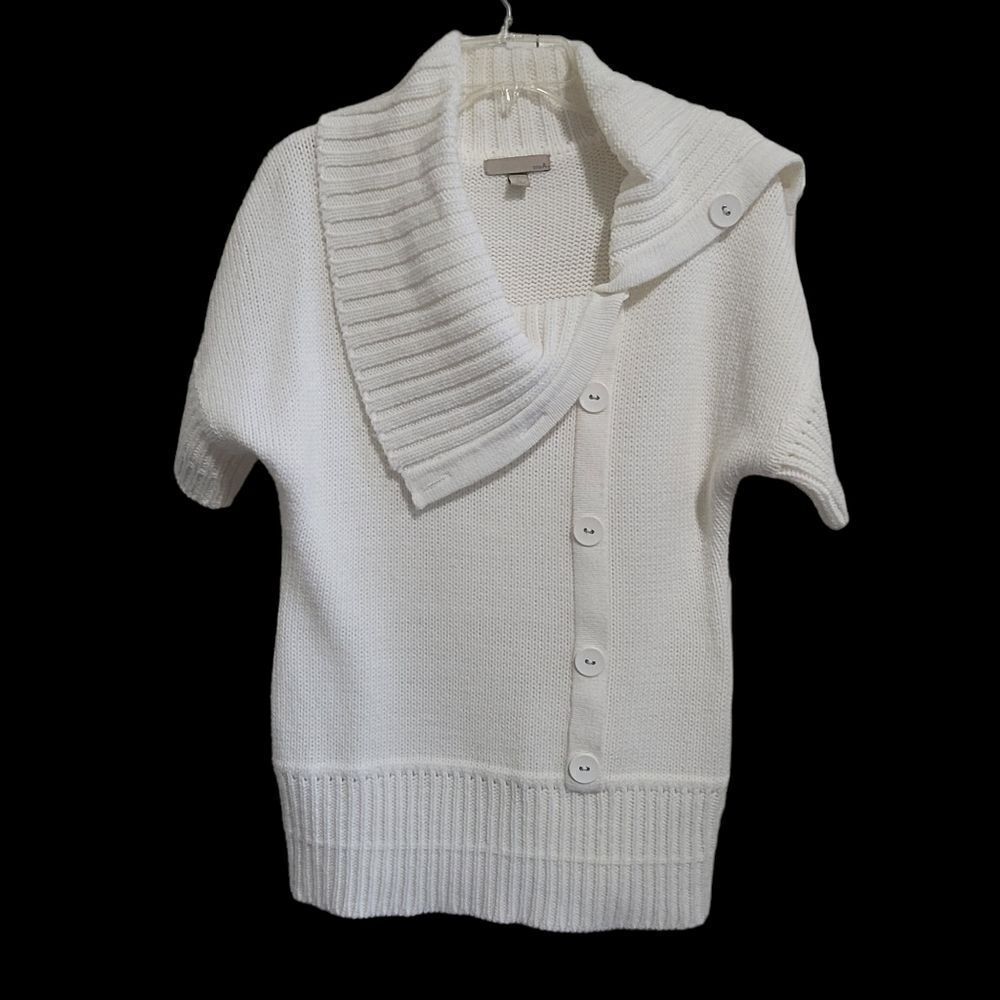 Beautiful off-white short-sleeved sweater